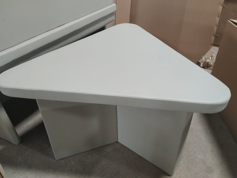 近些年流行談話室軟包桌椅在全國(guó)普遍接受